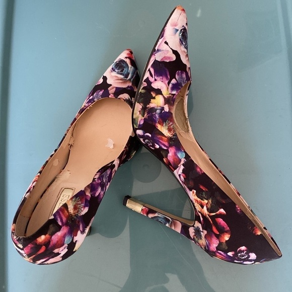 Guess Shoes - Picture 4 of 5